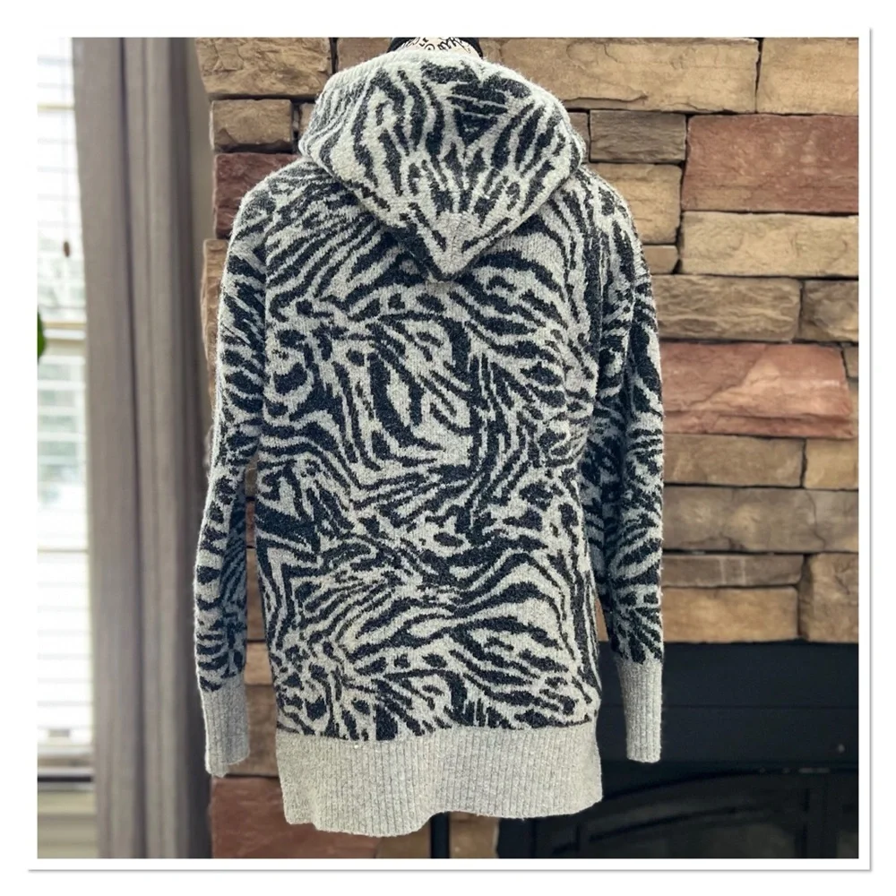 LOU & GREY Zebra Print Women's Hoodie Sweater - Picture 9 of 12